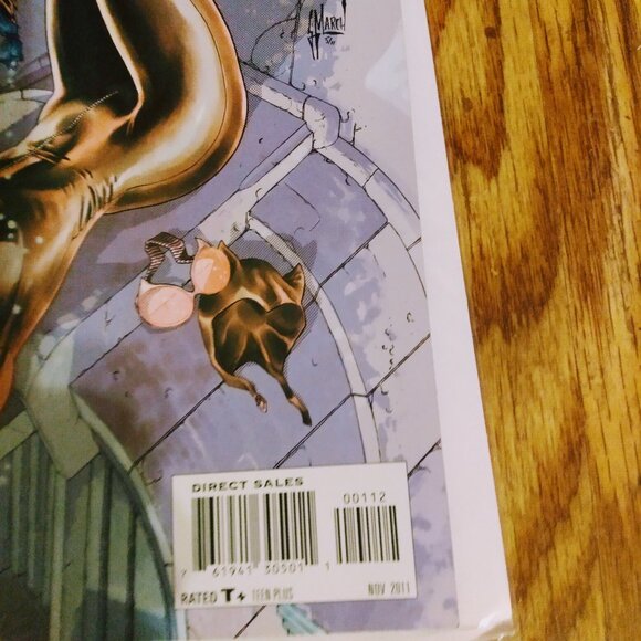 DC Comics November 2011 Catwoman comic book Teen Plus - Picture 3 of 5